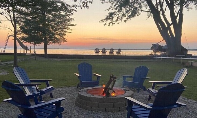 Anchorville House | Sunset Bay: Make Summer Unforgettable at Sunset Bay Lake House – Swim, Fish & Relax
