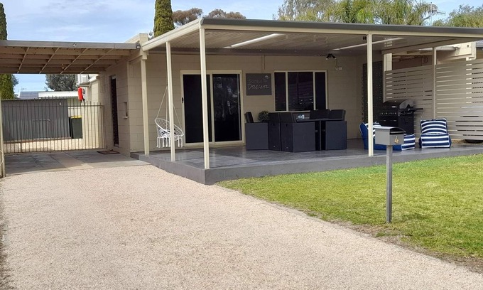 Barmera Cottage | "Sunset Dreamz" Lake front accommodation with 180 degree Lake Bonney views