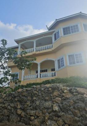 Long Bay House | Sunset grove hideaway