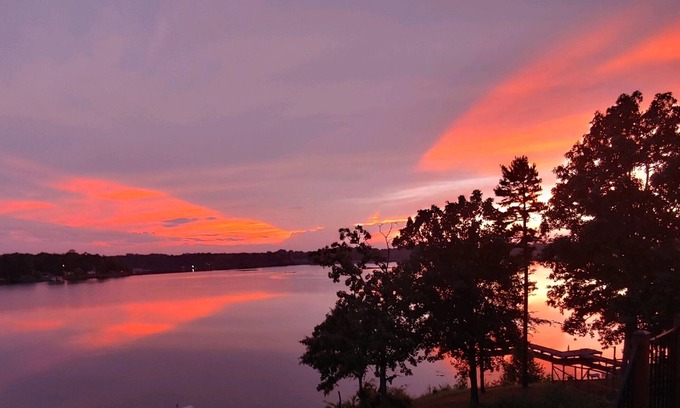 Centre House | "Sunset Hideaway" Lakefront Weiss Lake with large private dock - boats welcome!