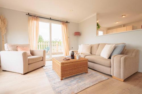 Christchurch Apartment | Sunset Lodge, River View & Log Burner