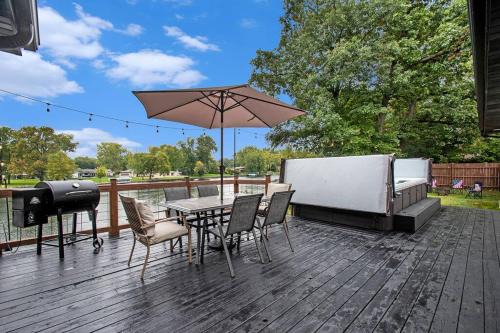 Wyatt Villa | Sunset Point-Riverfront,SwimSpa,Kayaks,30 Min ND