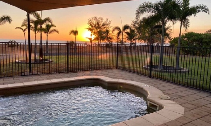 Dundee Beach House | Sunset Serenity Overlooking Fogg Bay