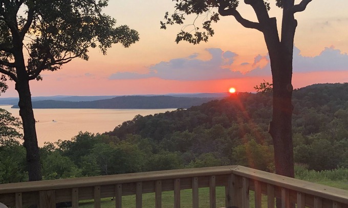 Gamaliel Cabin | Sunset View Cabin - Lake Norfork with large lakefront deck and yard