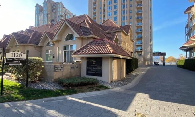 North End House | Sunset Waterfront Resort, Townhouse 1. Downtown Kelowna in the cultural district