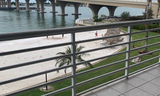 St. Petersburg Condo | SUNSETS SUNSETS! 10% for full week stays May-November!