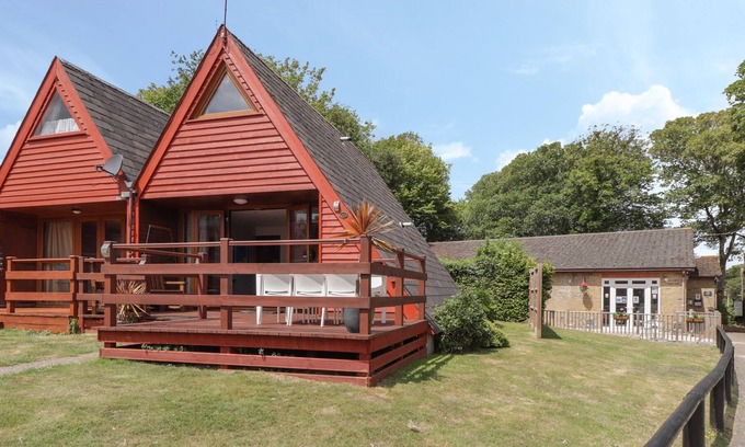 Martin Cottage | SUNSHINE CHALET (NO 85), family friendly, with pool in Kingsdown