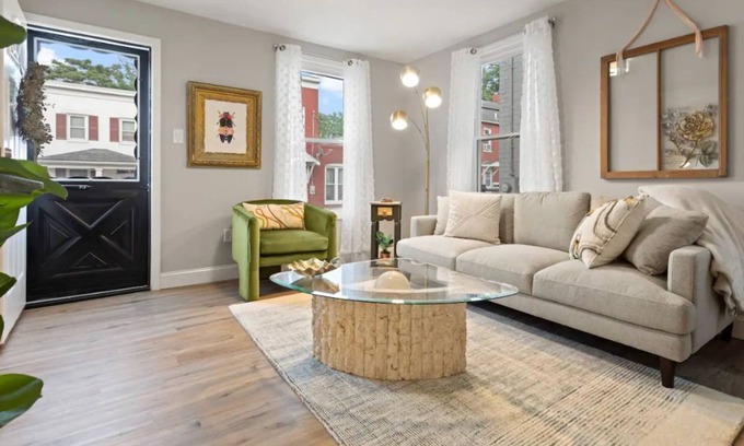 Frederick House | Sunshine House -Cheerful 2BR/2.5Bath Detached Home