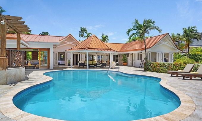 Runaway Bay Villa | Sunspot Villa 5 BEDROOM (Runaway Bay, North Coast Beach)