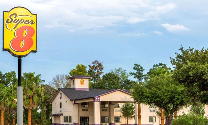 Cleveland Hotel | Super 8 by Wyndham Cleveland TX
