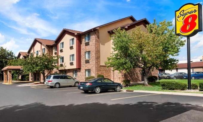 East Peoria Hotel | Super 8 by Wyndham East Peoria