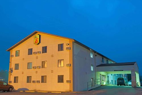 Allenton Hotel | Super 8 by Wyndham Eureka/Six Flags Nearby