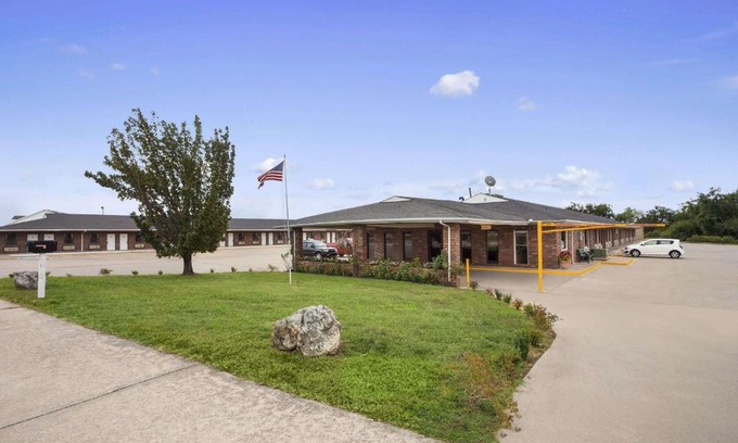 Henryetta Hotel | Super 8 by Wyndham Henryetta