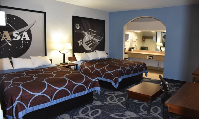 Southbelt/Ellington Hotel | Super 8 by Wyndham Houston Hobby Airport South