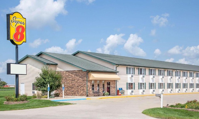 Mount Pleasant Hotel | Super 8 by Wyndham Mt Pleasant