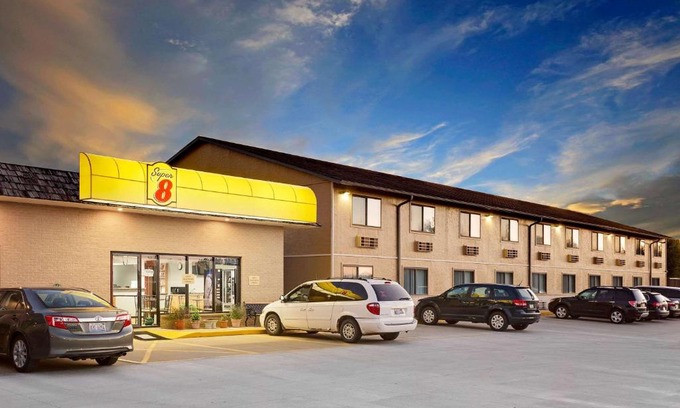 Macomb Hotel | Super 8 by Wyndham Macomb