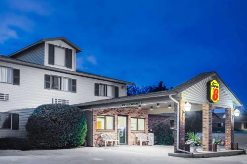 Monroe Hotel | Super 8 by Wyndham Monroe WI