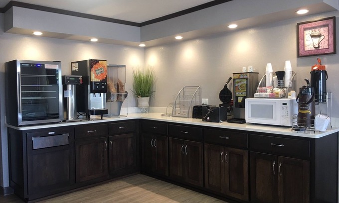 Neosho Hotel | Super 8 by Wyndham Neosho