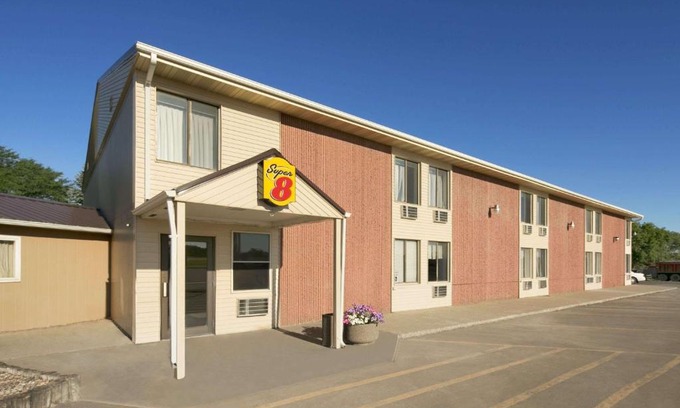 Redfield Hotel | Super 8 by Wyndham Redfield