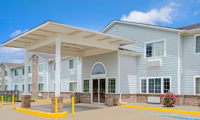 Riverside Hotel | Super 8 by Wyndham Riverside/Kansas City