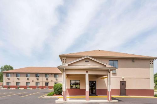 Rock Falls Hotel | Super 8 by Wyndham Rock Falls Sterling Area