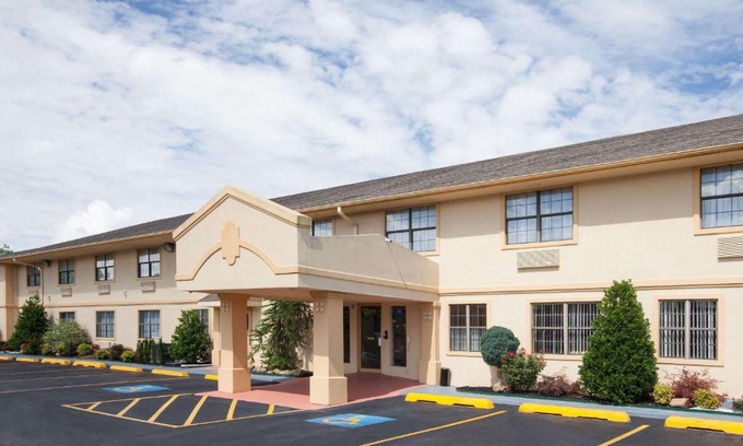 Sulphur Hotel | Super 8 by Wyndham Sulphur