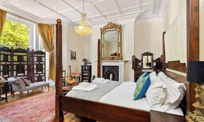 St Leonards-On-Sea Apartment | Super king four-poster bed nr beach. Family luxury