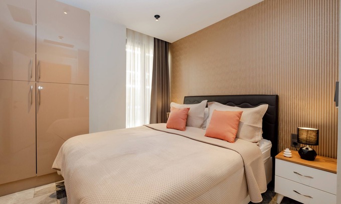 Gumussuyu Mahallesi Apartment | Superb 2-bedroom apartment with AC in Istanbul
