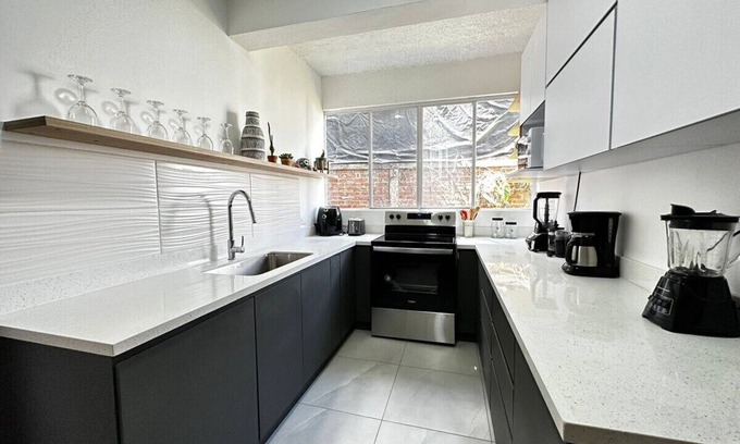 San Salvador House | Superb 5-bedroom house in San Benito! Fast Wifi & Big Garden!n