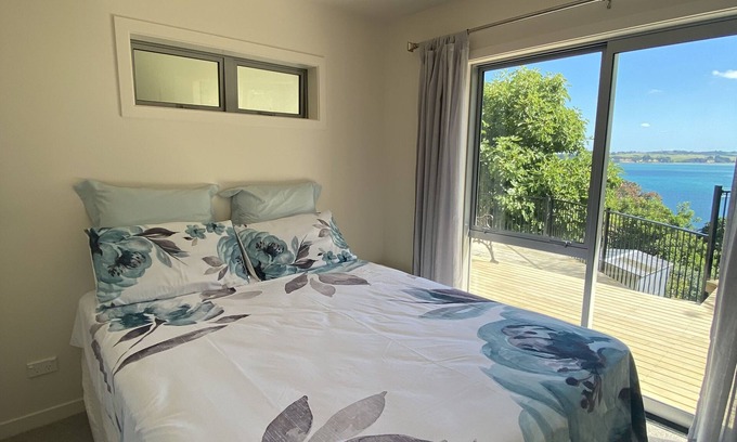 Whangaparaoa House | Superb Clifftop Flat with views back to Auckland
