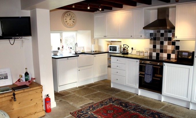 Worton House | Superb, detached, traditional long house for up-to 6. WiFi, walks from the door, 2 multi-fuel stove