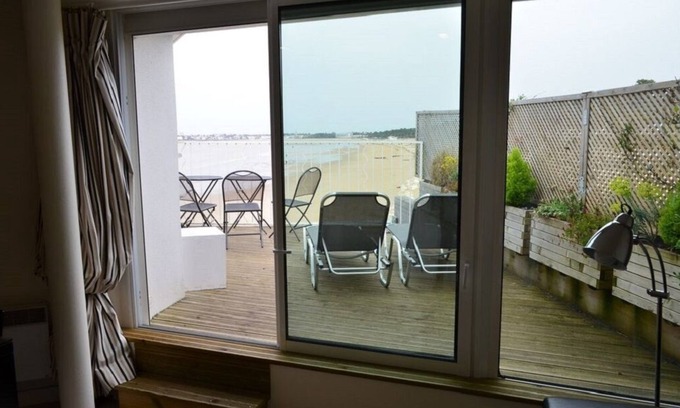 Saint-Georges-de-Didonne Apartment | Superb studio on the beach with exceptional sea view: feet in the water