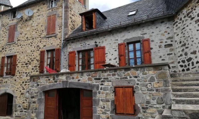 Peyrusse House | Superb Gites in Peyrusse Cantal with an old stone Cantou