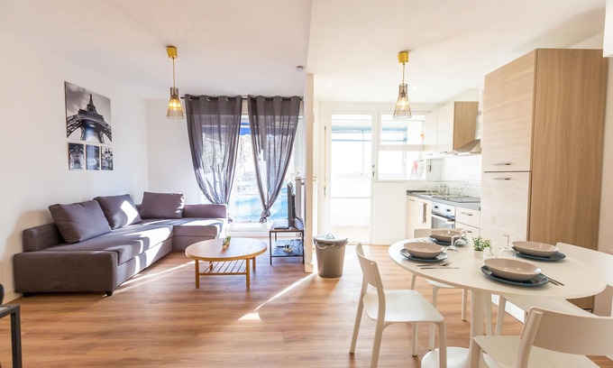 La Villette Apartment | Superb T4 Terrace Near Station / Joliette