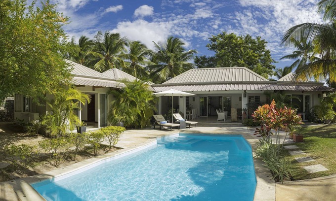 Wolmar Villa | Superb Villa of 205 m2 with swimming pool, beach at 200m, maid and cooking.