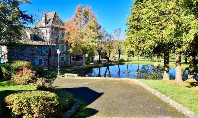 Laguiole House | Superbe maison rénovée avec grand parc, lac privé et jacuzzi