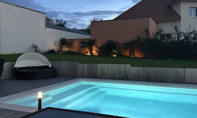 Fontaine-Etoupefour House | Superbe Villa Avec Grand Jardin et Piscine Chauffée. Quartier Privé Calme