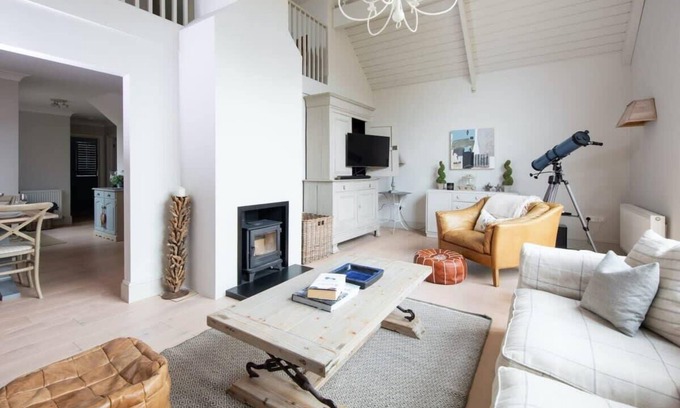 West Wittering House | Superior house for 6, near beach w/parking/garden