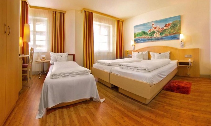 Ehingen Apartment | Superior triple room with shower and WC