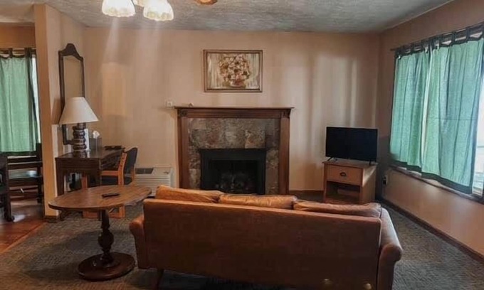 Golconda House | Superior Two Bedroom Retreat w/Full Kitchen for the Family