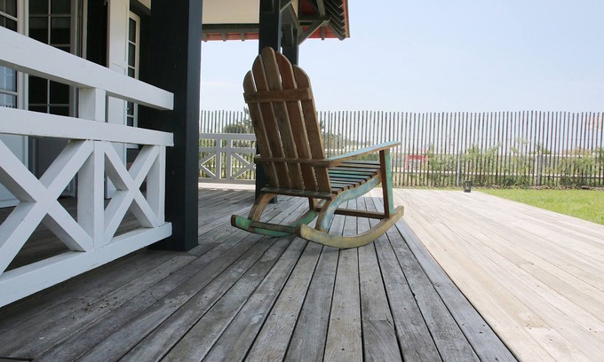 Deauville House | Sur les Planches de Deauville, les Pieds Dans L'eau