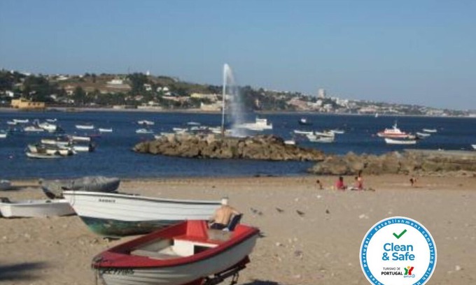 Paco De Arcos Apartment | Surf and beach just 3 min away walking
