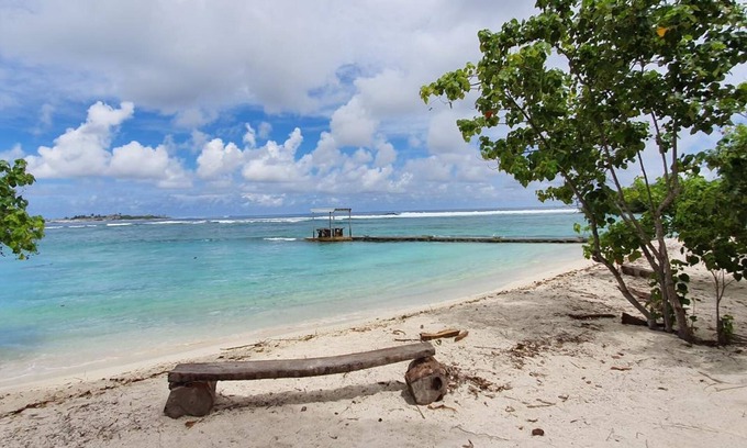 Thulusdhoo Island House | Surf Deck