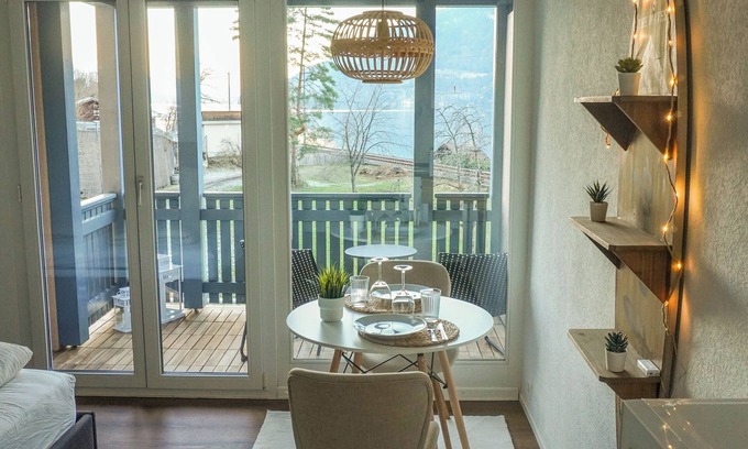 Darligen Apartment | Surfers Studio with pool and beach, near Interlaken and Grindelwald