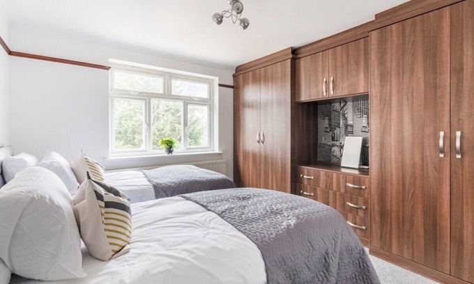 Coulsdon West House | Surrey Stays - 4 bedroom house, 2 bathrooms, close to Gatwick Airport