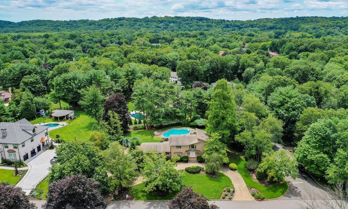 Franklin Lakes House | Surrounded by Lakes, Nature Preserves & Ski Area! 30min to NYC, Woodbury Commons