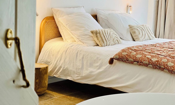 Tizac-de-Curton Apartment | SUZON apartment, pool view. Between Bordeaux and Saint Emilion.