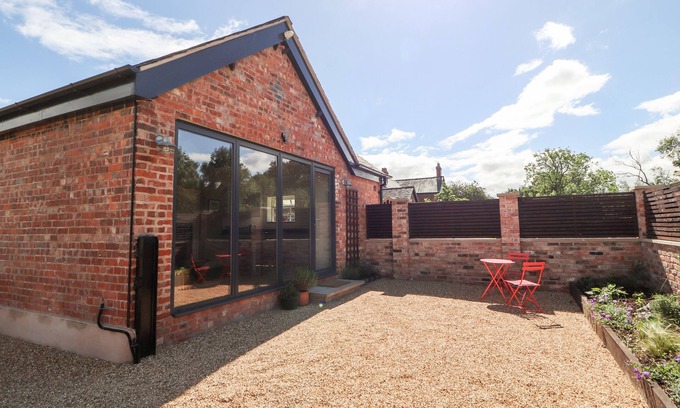 Sandbach Cottage | SWALLOW COTTAGE, romantic, character holiday cottage in Sandbach