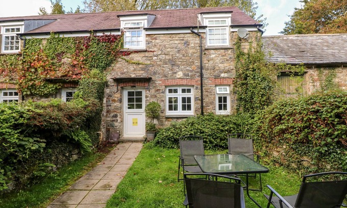 Llys Y Fran Cottage | SWALLOWS COTTAGE, pet friendly, with a garden in Maenclochog