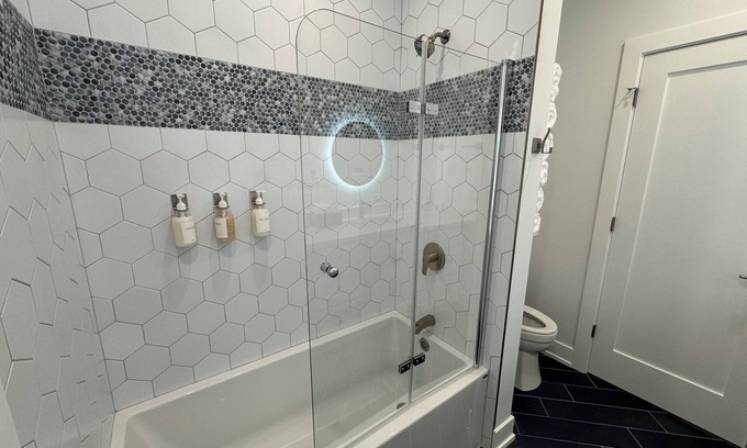 Forest Park House | Swanky Rooftop, Birthday, Anniversary sleeps 16